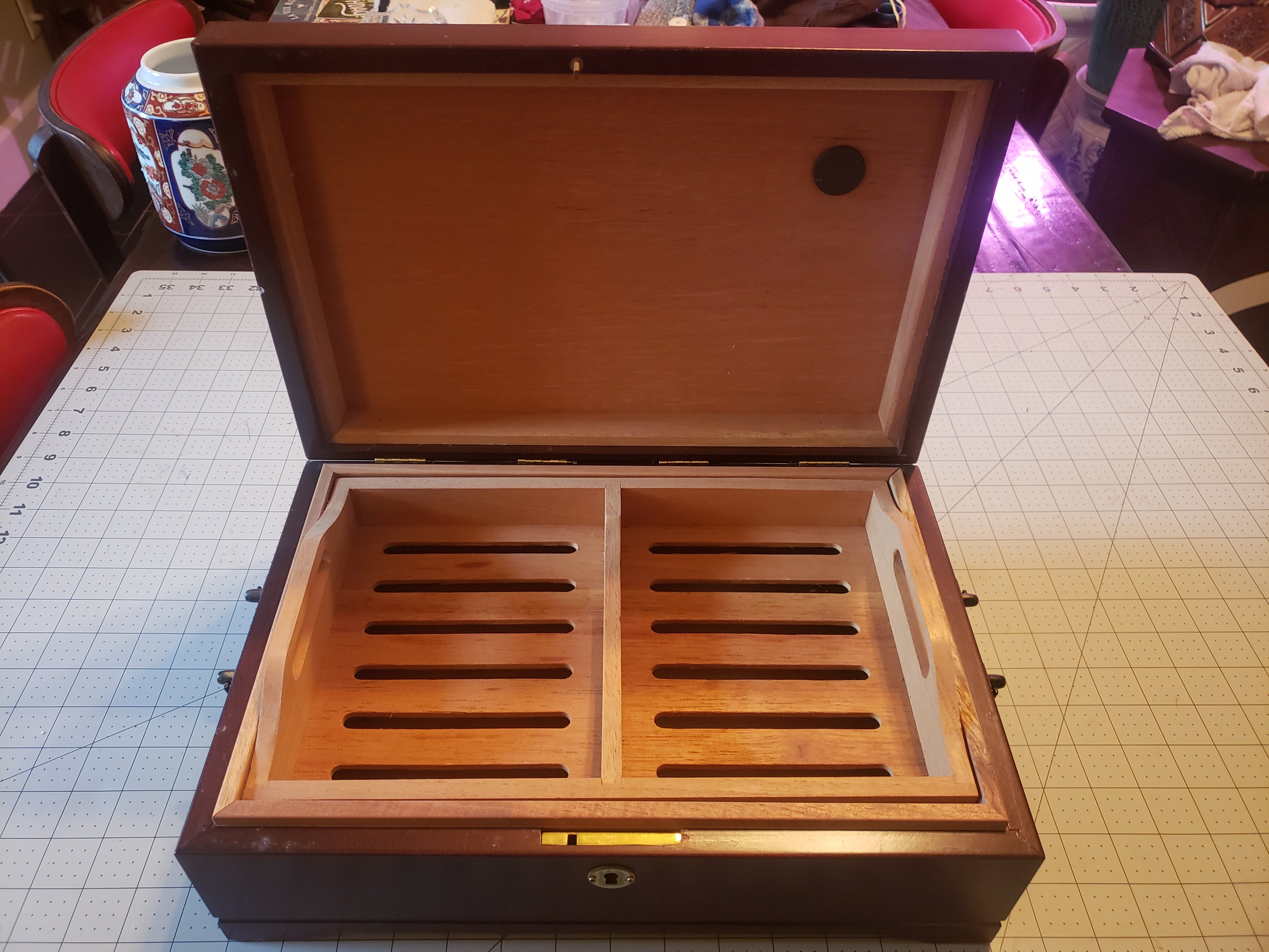 Vintage Cigar Humidor Solid Wood 14 x 9.5 x 4.5 in Hygrometer Trays Cedar Lined